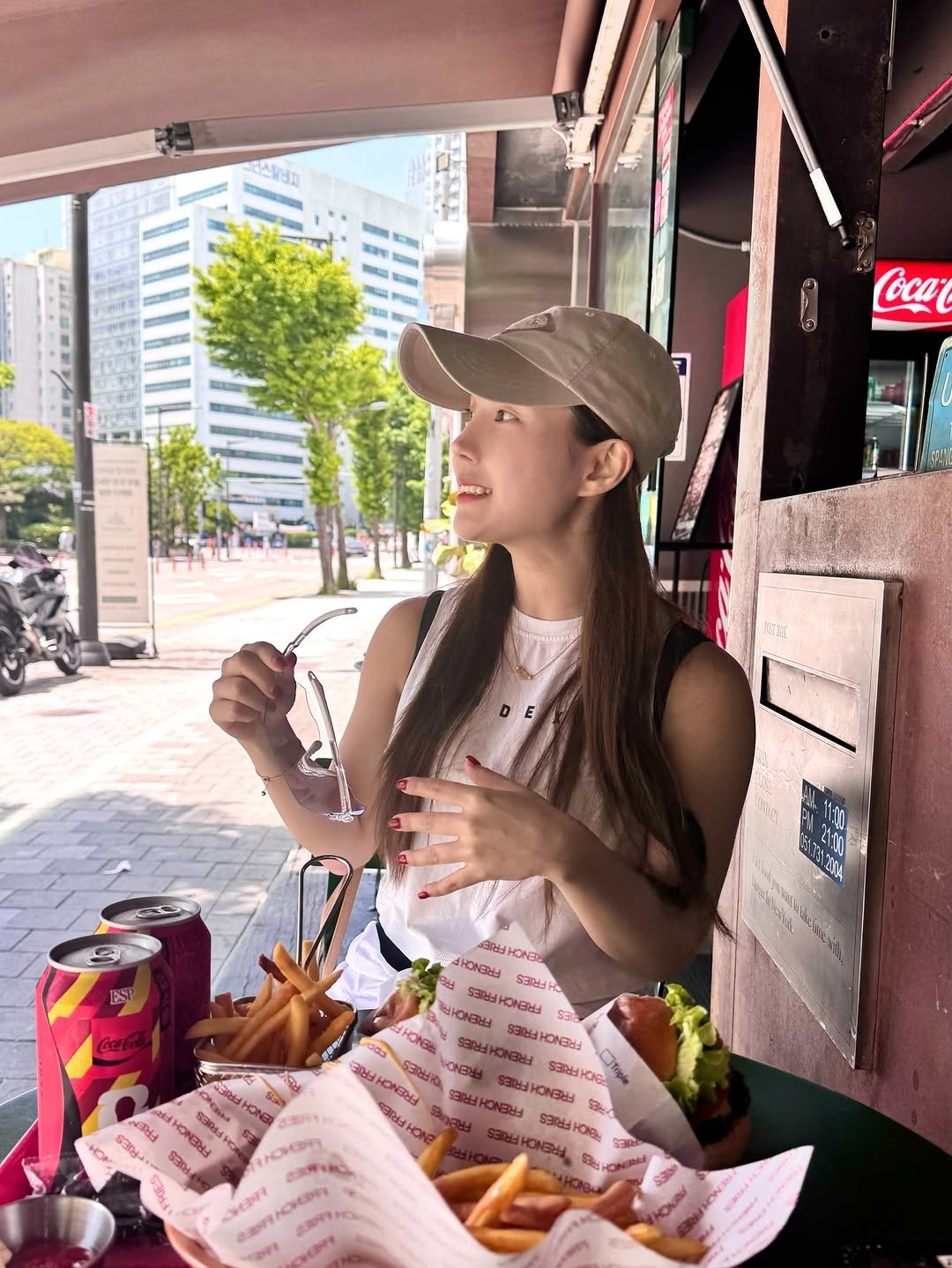 ji_mmmi__0 게시물 이미지: 타는건 싫지만 여름은 조하 ☀️
살찌는건 싫지만 햄버거는 조하 🍔
햄버거와앙 (네이버닉네임 ㅠ)