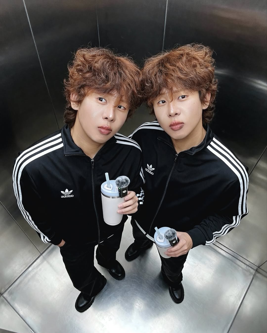 Photo by 잽잽 • Jabb on September 21, 2025. May be an image of 2 people, hair, top and text.