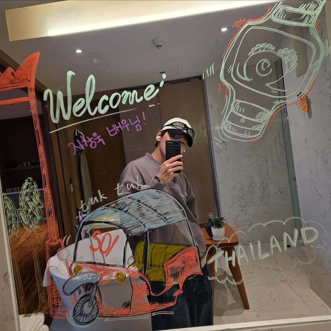Photo by 지창욱 on November 20, 2025. May be an image of ‎mirror, display case, signboard and ‎text that says '‎Welcome 배우님! 배우님 اعهه stak tu SO ወሻ MMAILAND‎'‎‎.