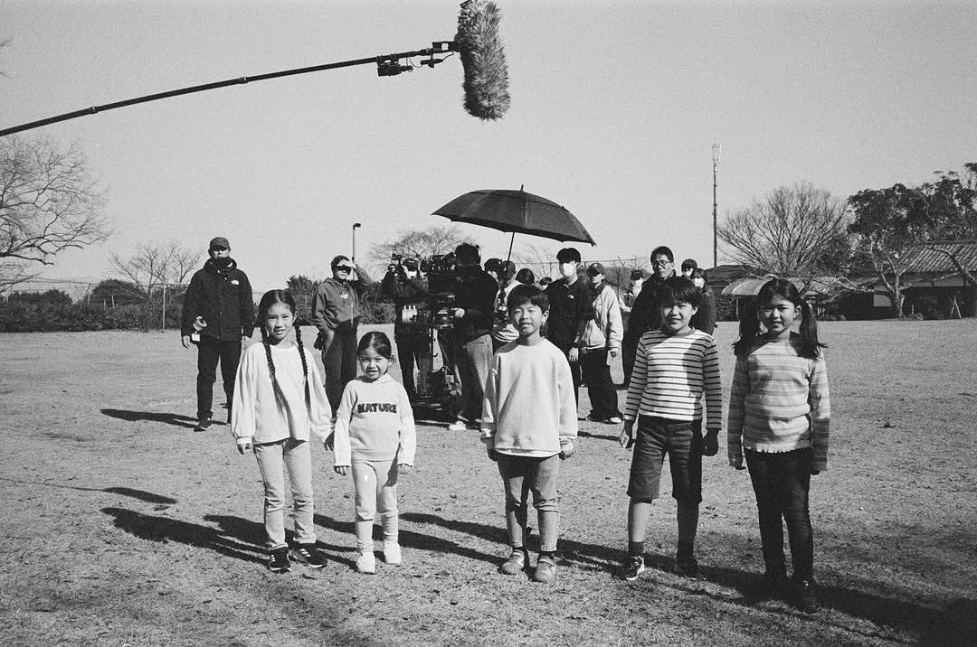 Photo by 지창욱 on February 06, 2026. May be a black-and-white image of child, standing, camcorder, camera, tripod and umbrella.