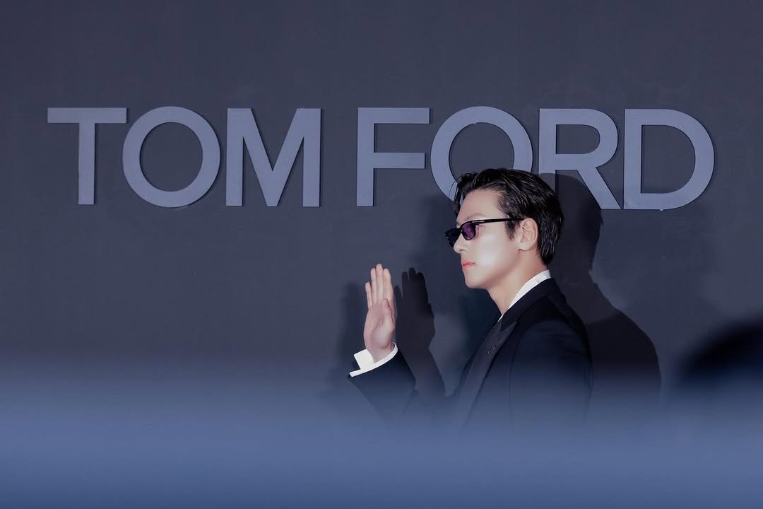 Photo by 지창욱 on March 27, 2026. May be an image of one or more people, suit, eyewear, poster and text that says 'TOMI FORD'.