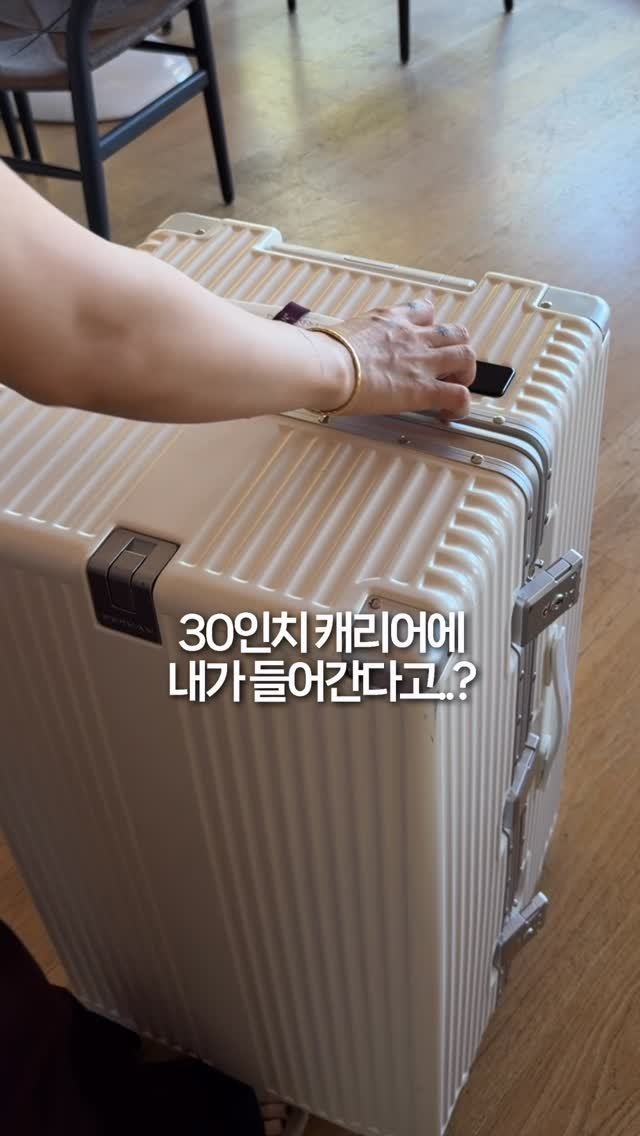 jiddoon 게시물 이미지: 30인치 캐리어 얼마나 크냐고 물어보시는데 얜 정말 커요! 
캐리어 자리 남은...