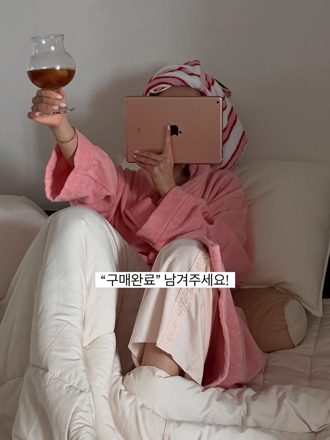 Photo by 지뚜니 on March 30, 2026. May be an image of sleepwear, beer, goblet, robe, bath robe and text that says '"구매완료" "구매완료"남겨주세요! "구매 " 남겨주세요!'.