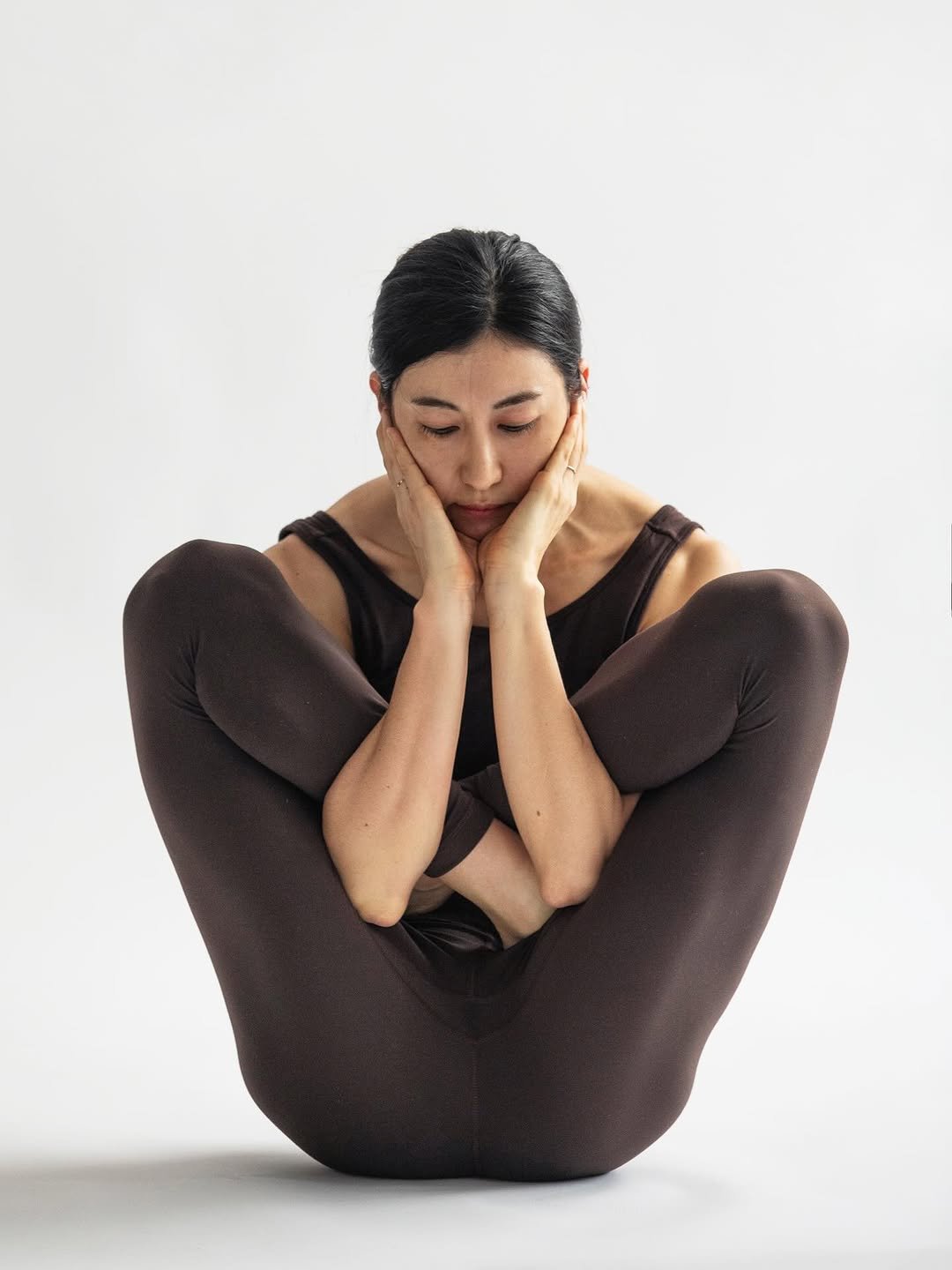 Photo shared by 스와스티야요가 | 아쉬탕가, 하타 on August 11, 2025 tagging @zingong_yong, and @swasthya___yoga. May be an image of 1 person, practicing yoga, tights and text.