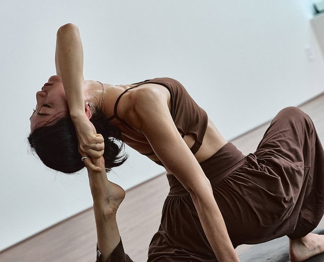 Photo shared by 스와스티야요가 | 아쉬탕가, 하타 on August 06, 2025 tagging @_filmuma, and @swasthya___yoga. May be an image of 1 person, practicing yoga, dancing, activewear and text.