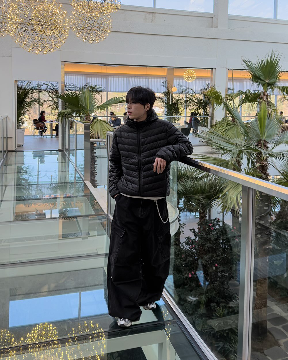 Photo by 지금JIIGEUM❄️ on December 21, 2025. May be an image of duffle coat, overcoat, goosedown coat, fur, jacket, raincoat, parka and text.