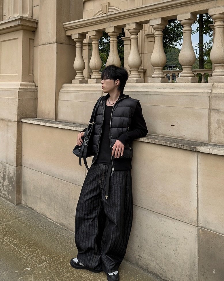 Photo by 지금JIIGEUM❄️ on October 23, 2025. May be an image of overcoat, kilt and text.