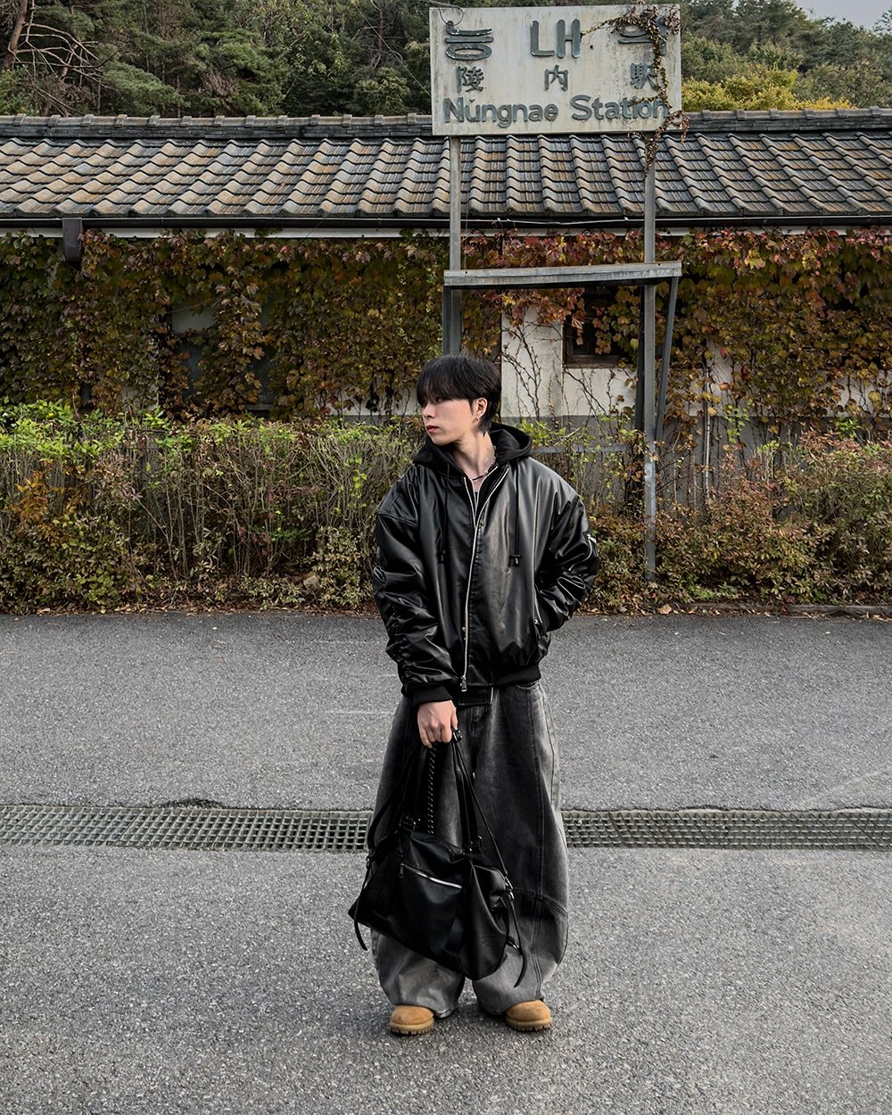 Photo by 지금JIIGEUM❄️ on November 03, 2025. May be an image of duffle coat, overcoat, parka, military uniform, outdoors and text that says 'I LH 内 Nungnae Station'.