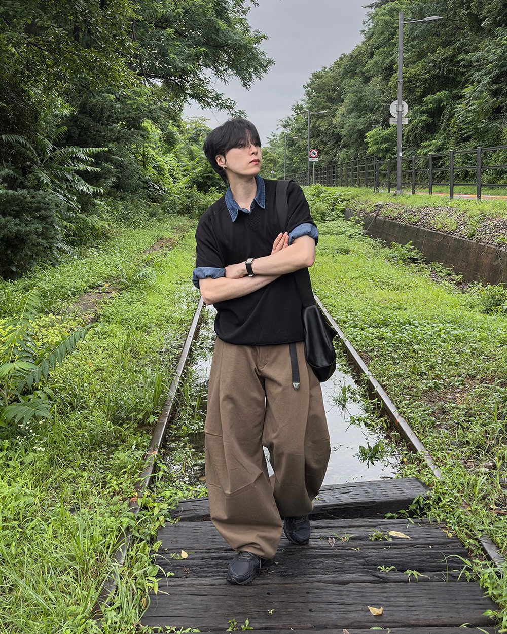 Photo by 지금JIIGEUM🌿 on July 24, 2025. May be an image of 1 person, train, railroad and text.