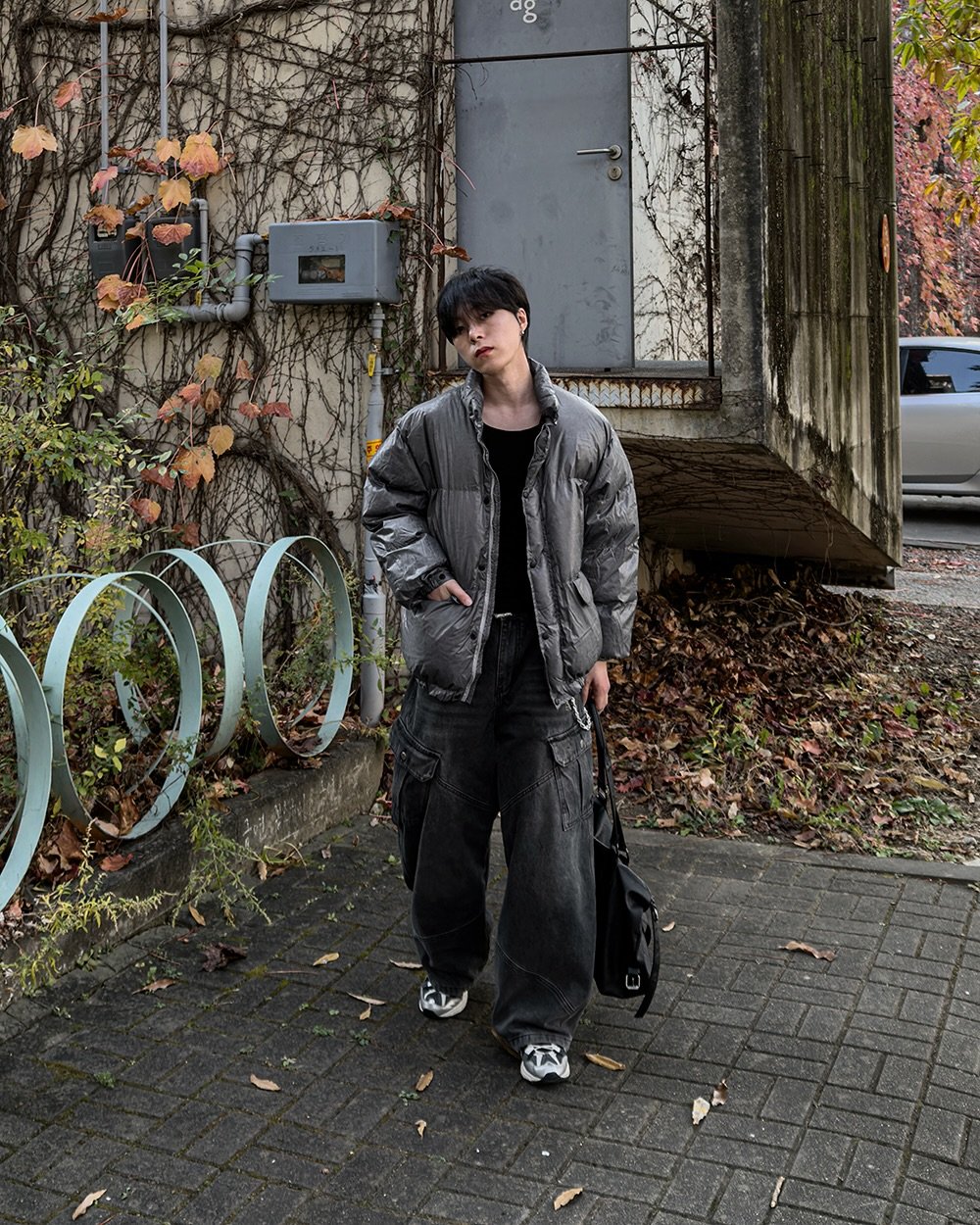 Photo by 지금JIIGEUM❄️ on November 11, 2025. May be an image of duffle coat, overcoat, parka, street and text.