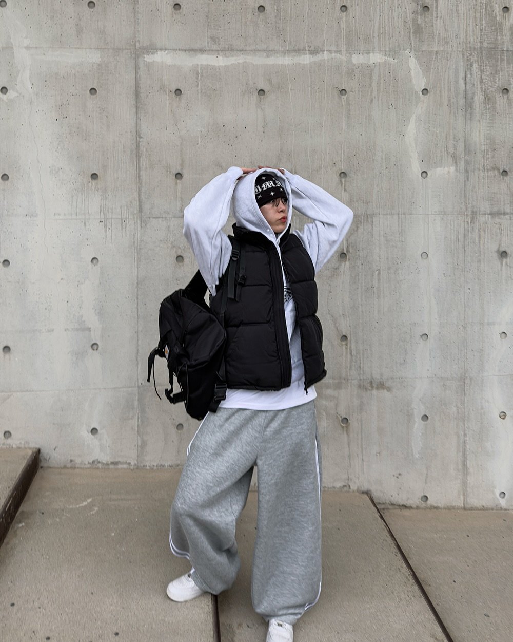 Photo by 지금JIIGEUM❄️ on October 30, 2025. May be an image of sportswear, turtleneck, cloak, sweatpants, fleece, face mask, headscarf, parka, sweatsuit and text.