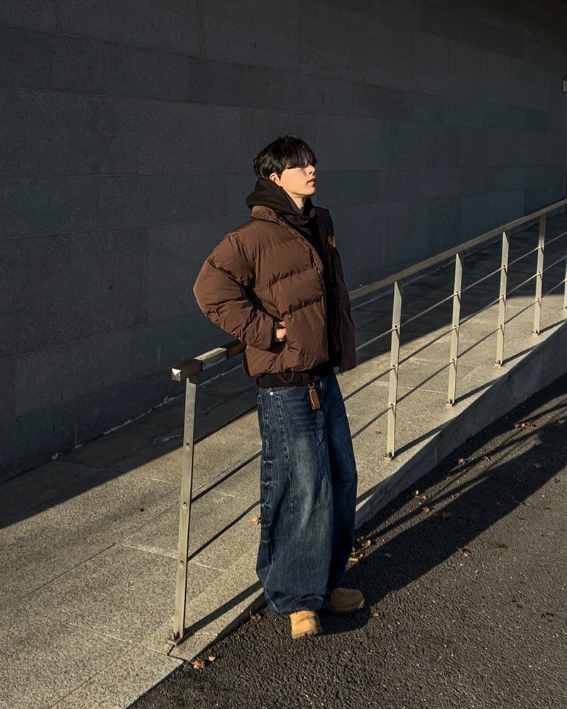 Photo by 지금JIIGEUM❄️ on December 04, 2025. May be an image of standing, duffle coat, overcoat, goosedown coat, parka and text.