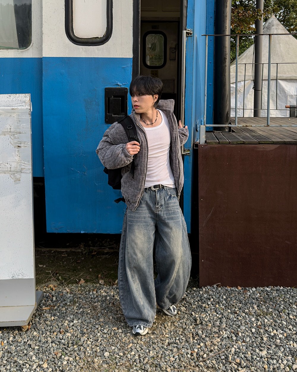 Photo by 지금JIIGEUM❄️ on November 05, 2025. May be an image of child, standing, train and text.