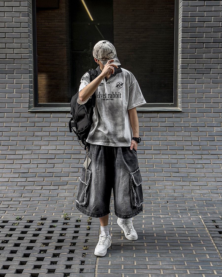 Photo by 지금JIIGEUM🌿 on July 29, 2025. May be an image of 1 person, sweatpants, sportswear, bandanna, face mask, street and text that says 'elvetrabbit elve STD'.