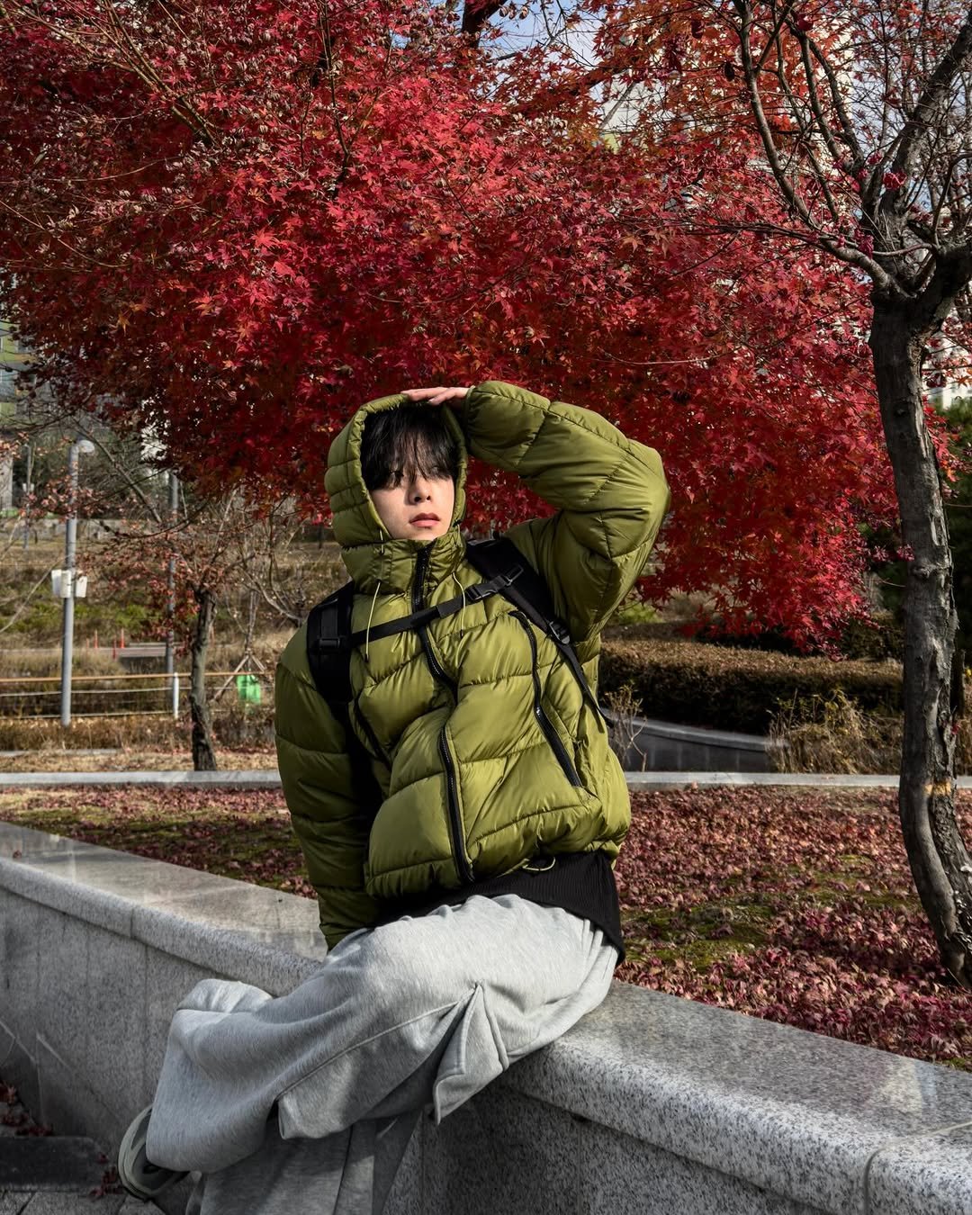 Photo by 지금JIIGEUM❄️ on December 02, 2025. May be an image of duffle coat, overcoat, goosedown coat, raincoat, turtleneck, parka, jacket, outdoors and text.