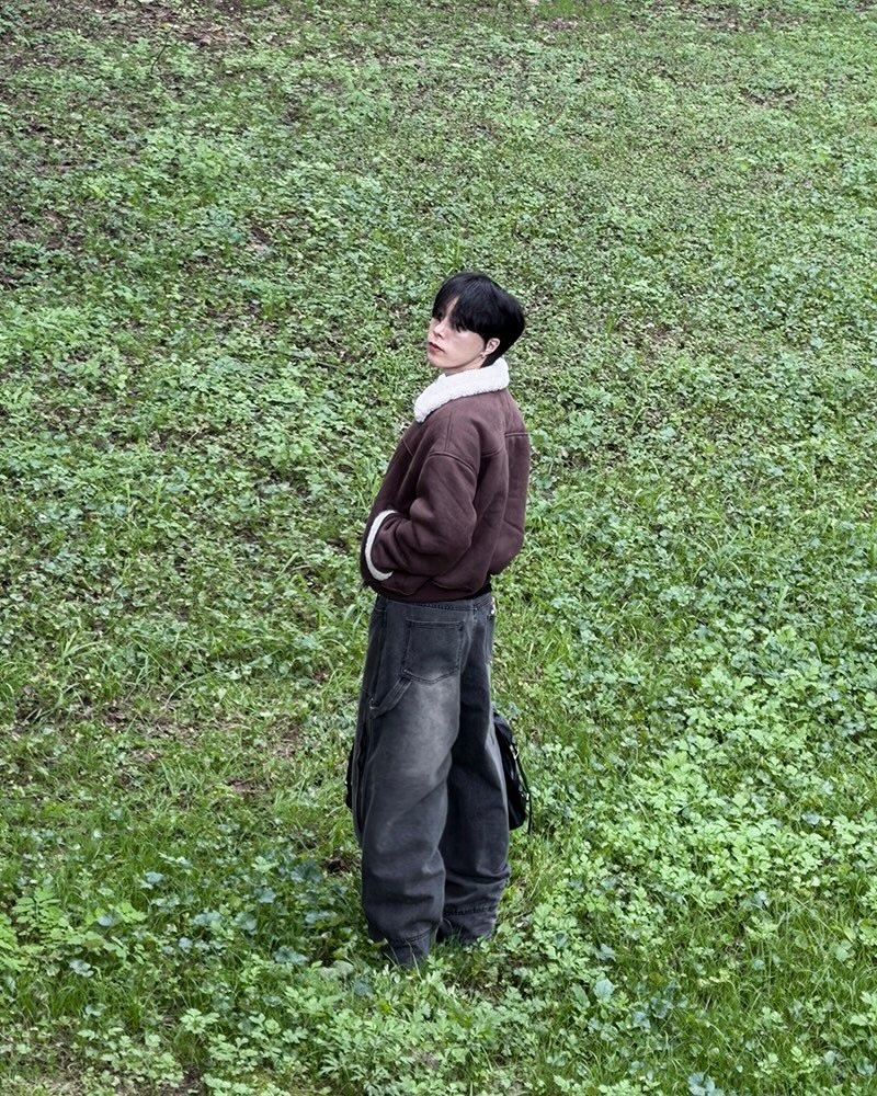 Photo by 지금JIIGEUM❄️ on October 28, 2025. May be an image of standing, grass and text.