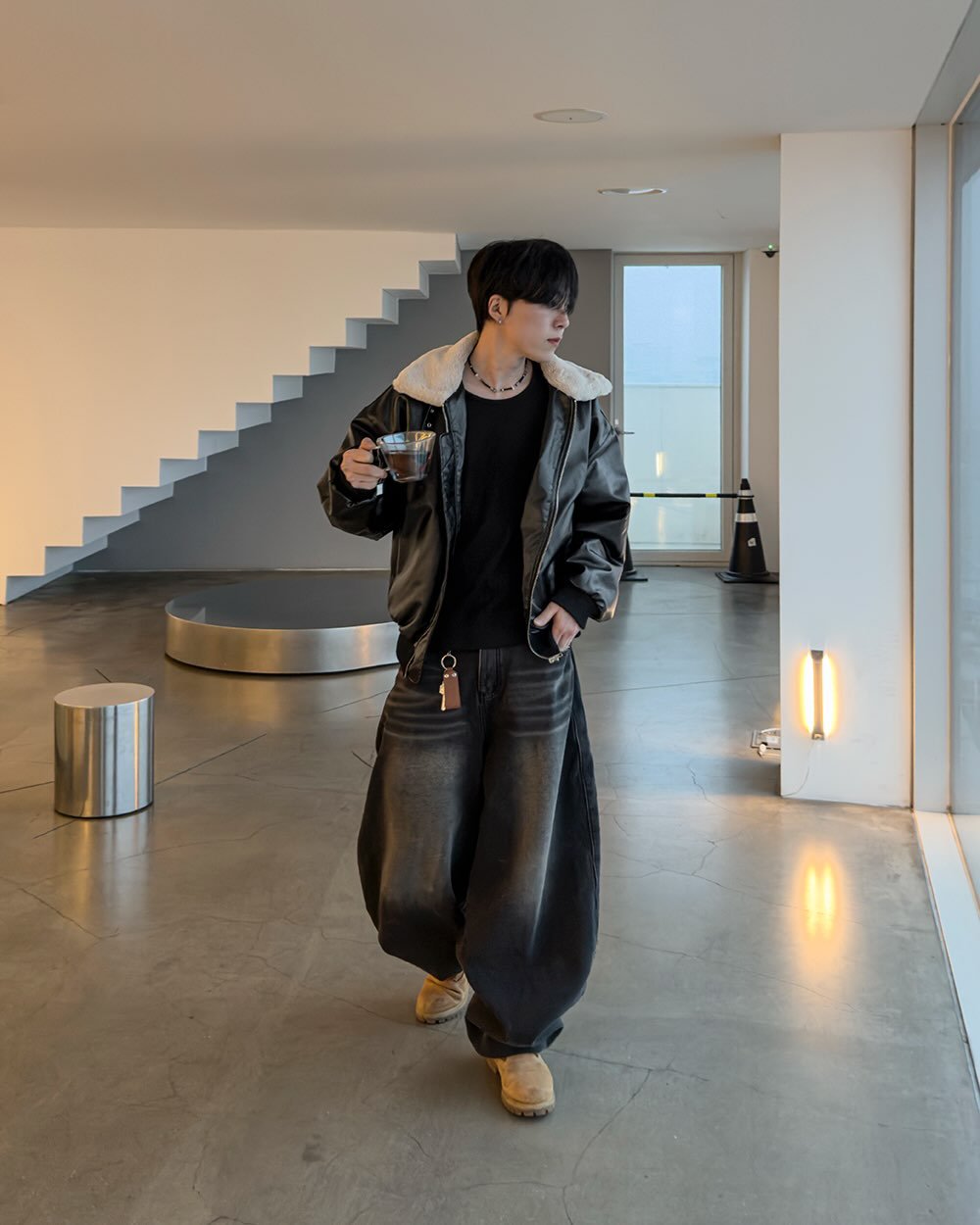 Photo by 지금JIIGEUM❄️ on December 25, 2025. May be an image of duffle coat, flight jacket, sweatpants and text.