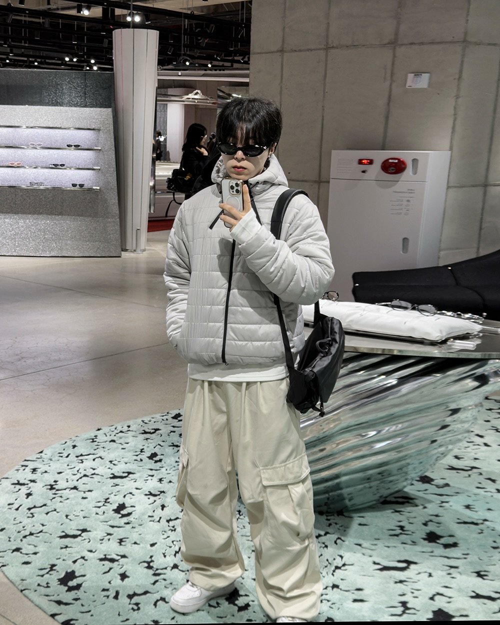 Photo by 지금JIIGEUM❄️ on October 27, 2025. May be an image of overcoat, duffle coat, parka, sweatpants, face mask and text.