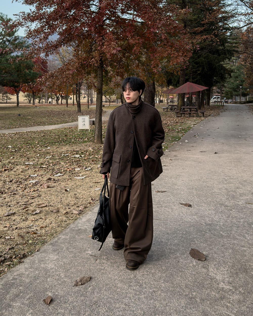 Photo by 지금JIIGEUM❄️ on December 09, 2025. May be an image of overcoat, duffle coat, cloak, parka, turtleneck and text.