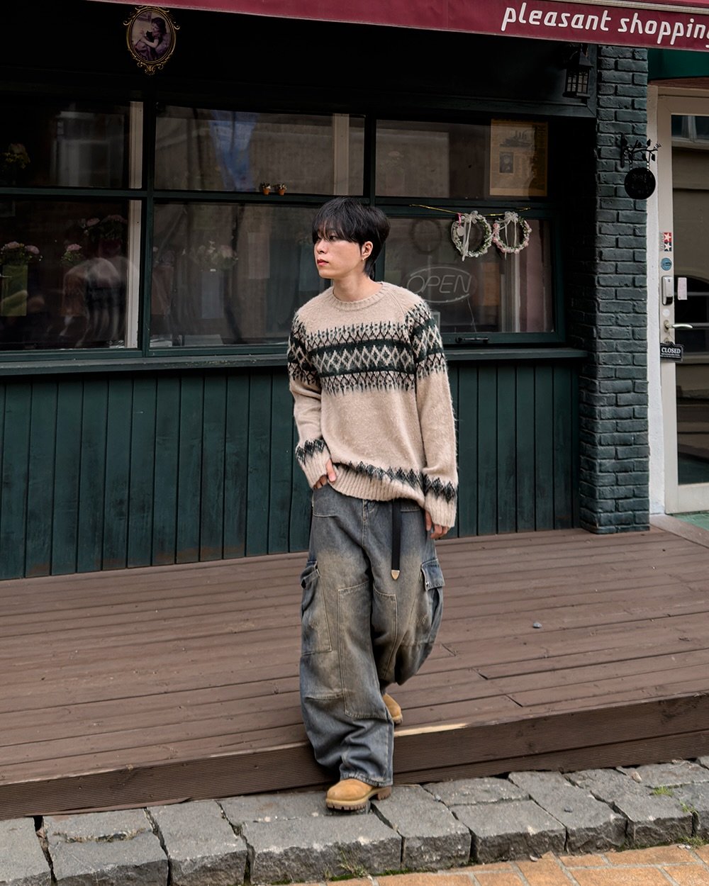 Photo by 지금JIIGEUM❄️ on October 21, 2025. May be an image of duffle coat, sweatpants, parka, military uniform, street and text that says 'pleasant shoppin タ AЛb'.