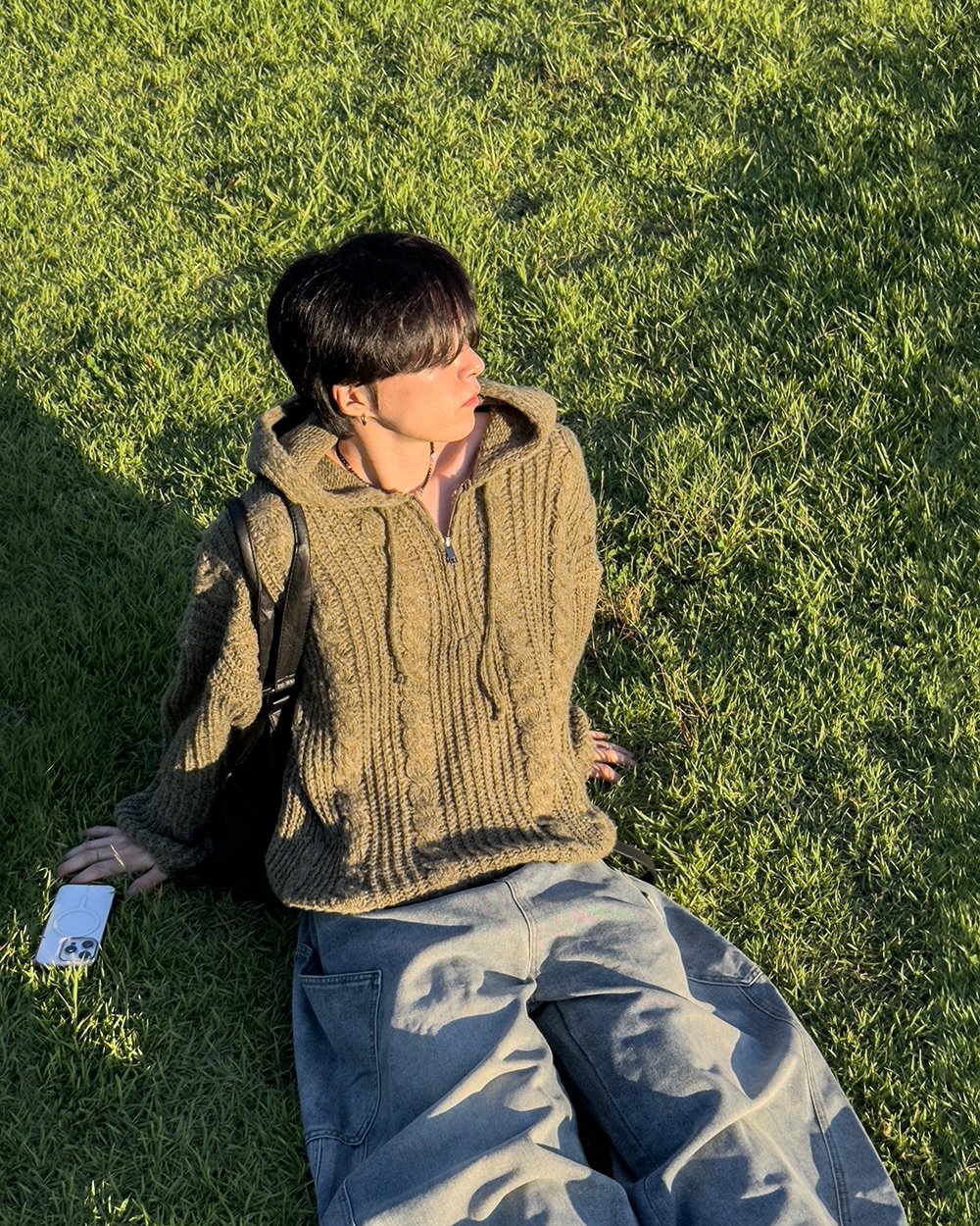 Photo by 지금JIIGEUM🍁 on September 29, 2025. May be an image of 1 person, child, grass, picnic and text.