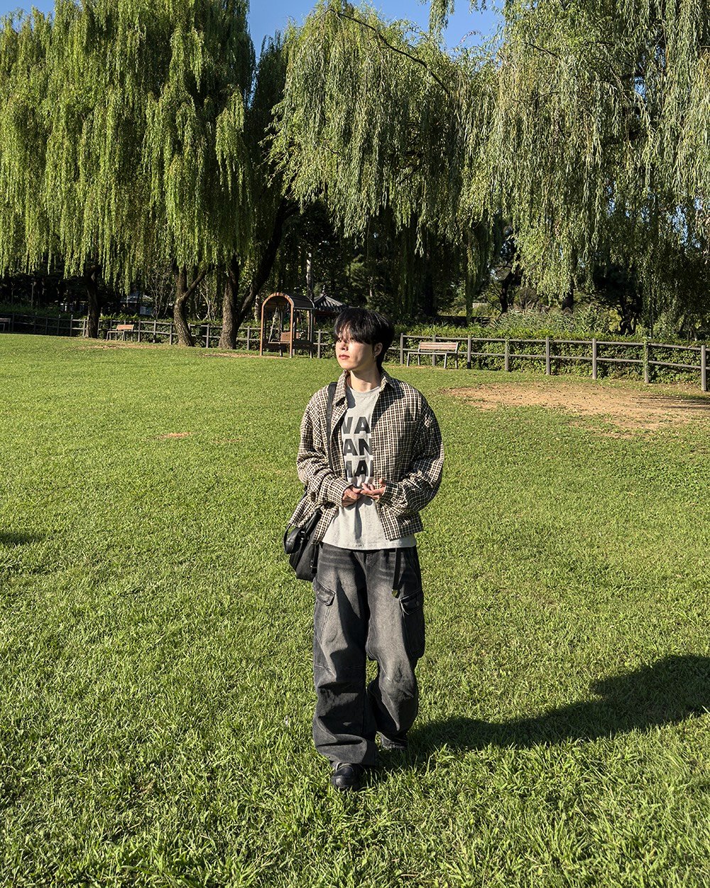 Photo by 지금JIIGEUM🍁 on September 17, 2025. May be an image of 1 person, military uniform, parka, grass, park and text.