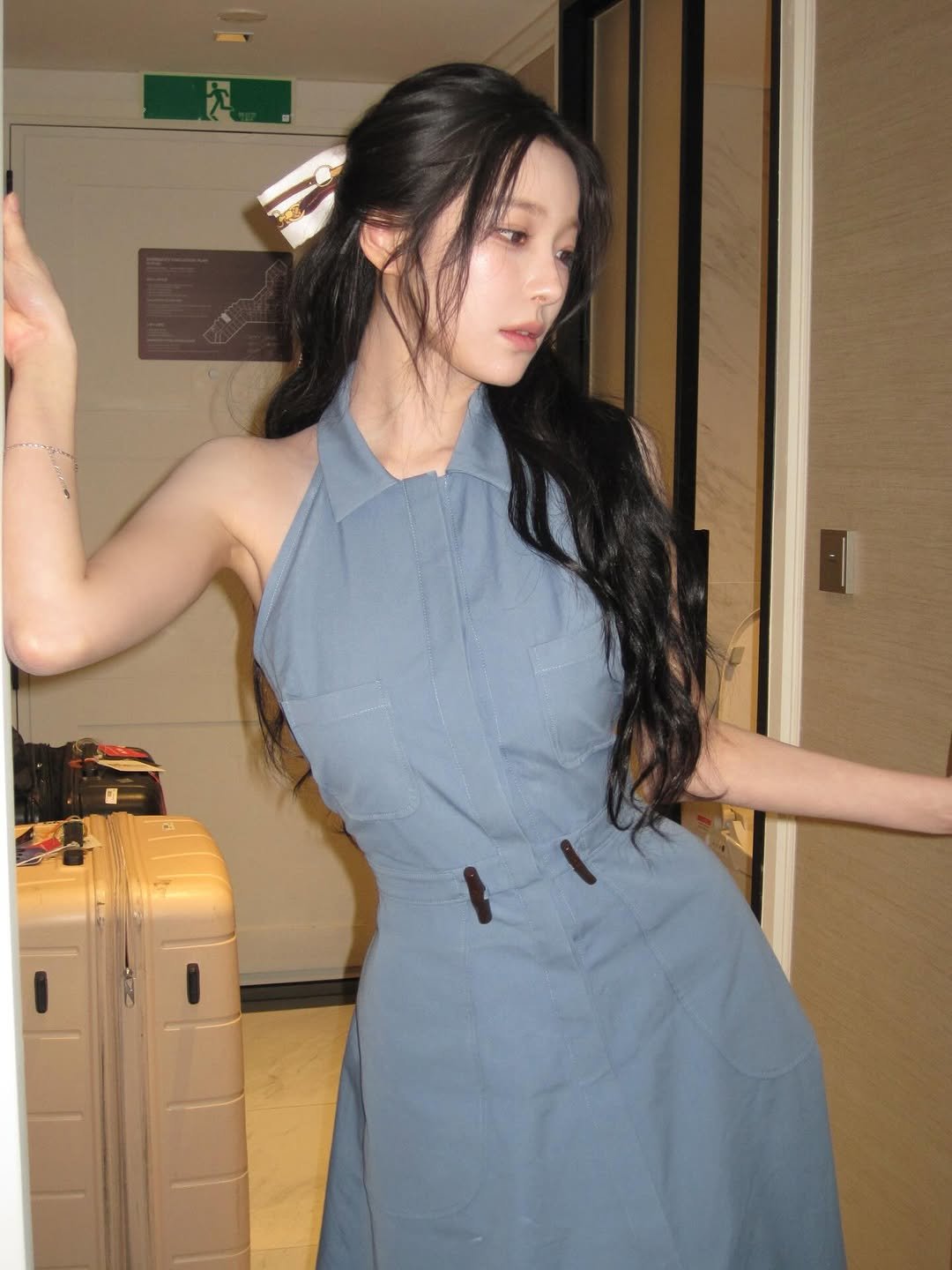 Photo by 백지헌 on April 08, 2026. May be an image of one or more people, hair, dress and text.