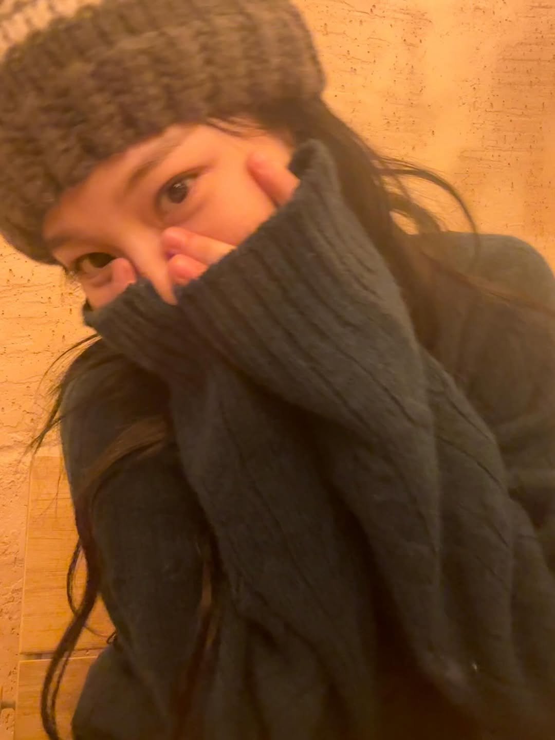 Photo by 백지헌 on November 24, 2025. May be a selfie of duffle coat, hat, parka, sweater, beret, fleece, blanket, knit and text.