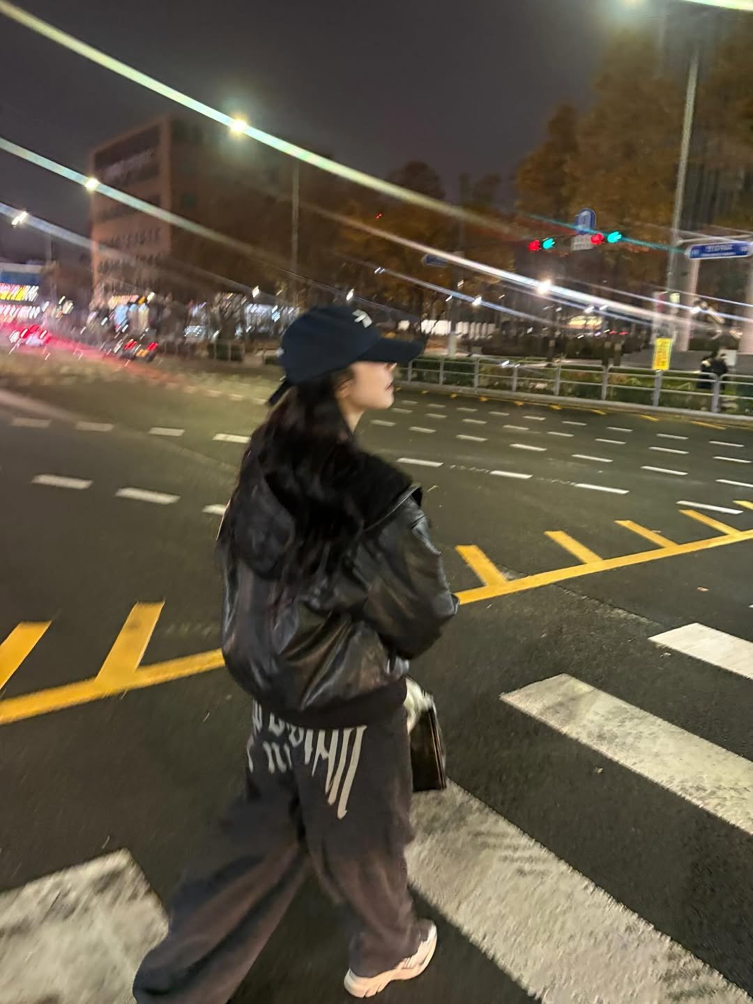 Photo by 백지헌 on November 29, 2025. May be an image of hat, duffle coat, parka, sweatpants, street, night and text.