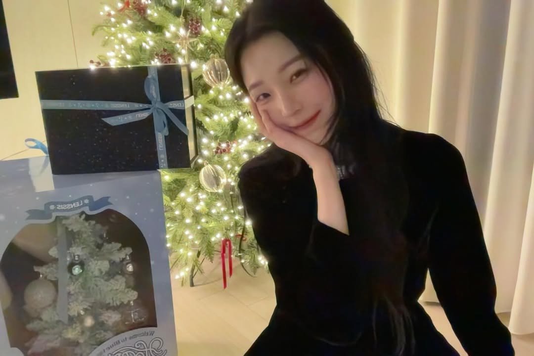 Photo by 백지헌 on December 25, 2025. May be an image of christmas tree and text.