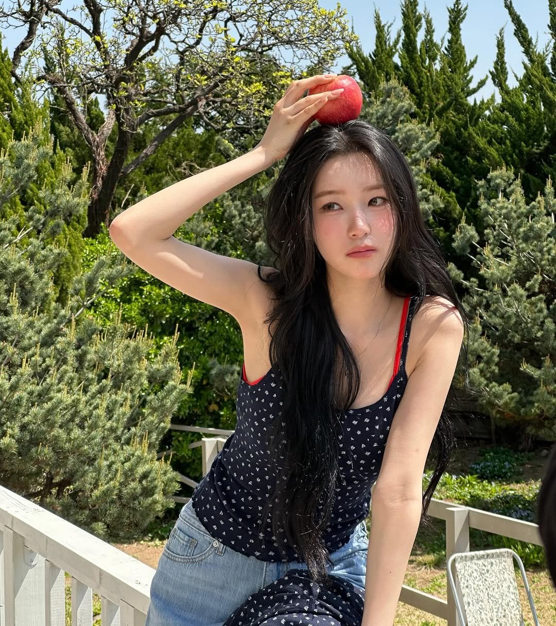Photo by 백지헌 on April 27, 2026. May be an image of one or more people, hair, apple, outdoors and text.