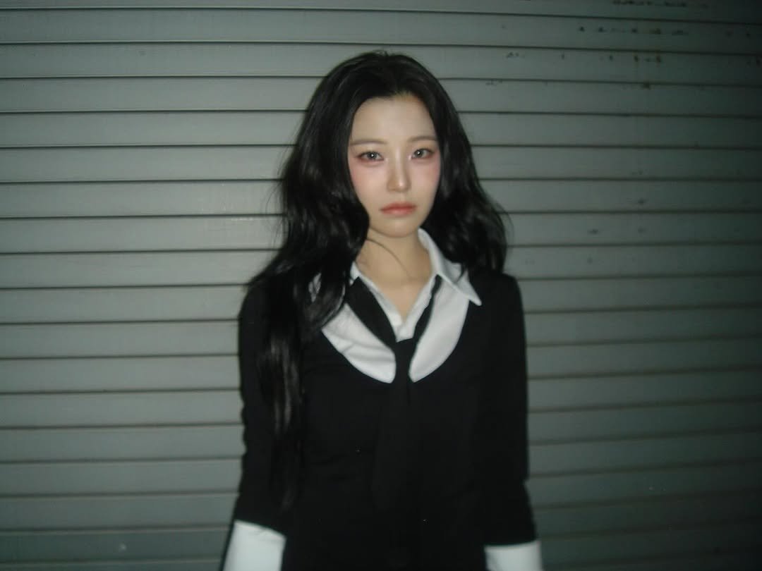 Photo by 백지헌 on December 27, 2025. May be an image of one or more people, hair, blazer and text.