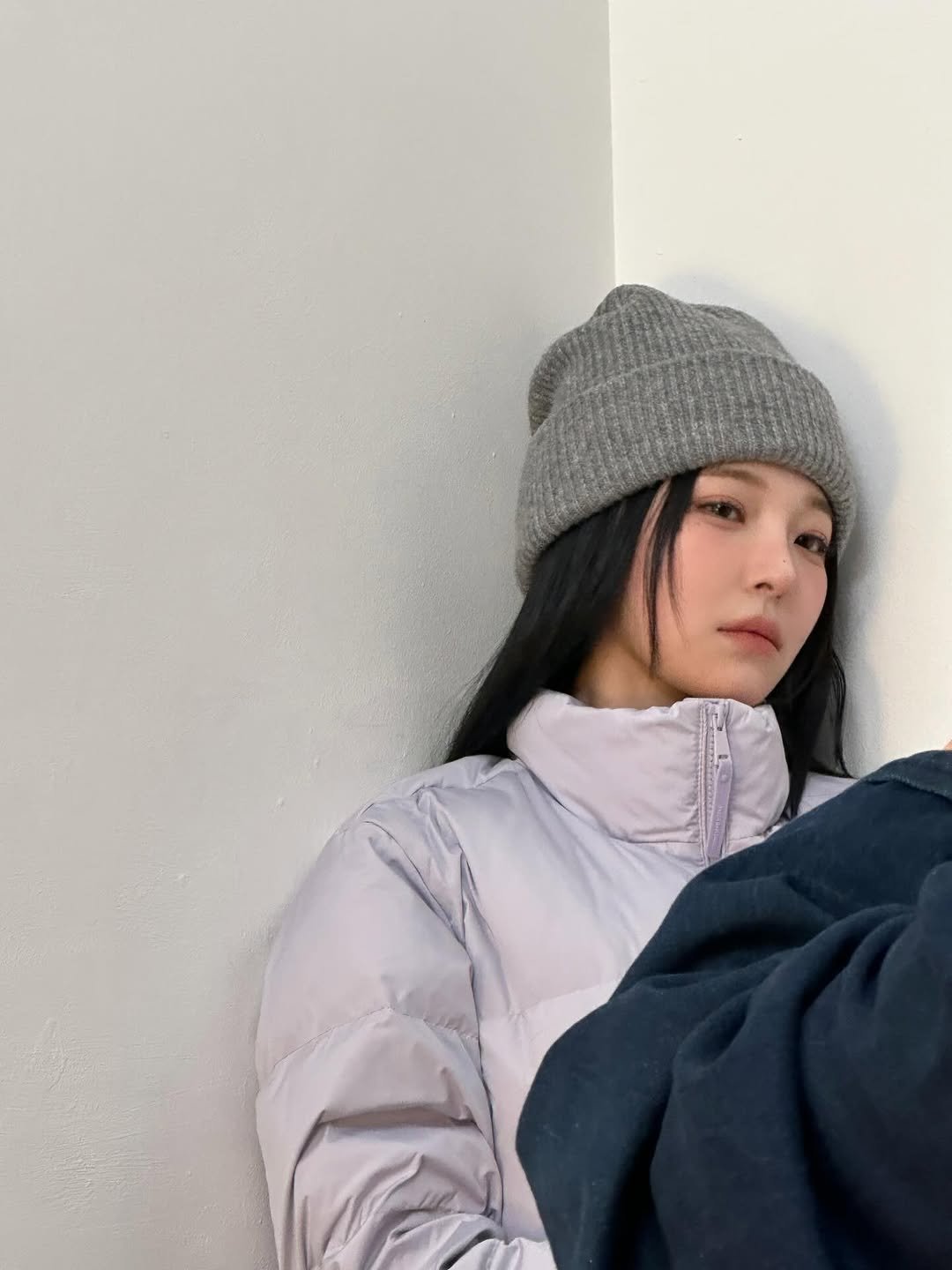 Photo by 백지헌 on November 26, 2025. May be an image of hat, goosedown coat, duffle coat, jacket, parka, fleece and text.