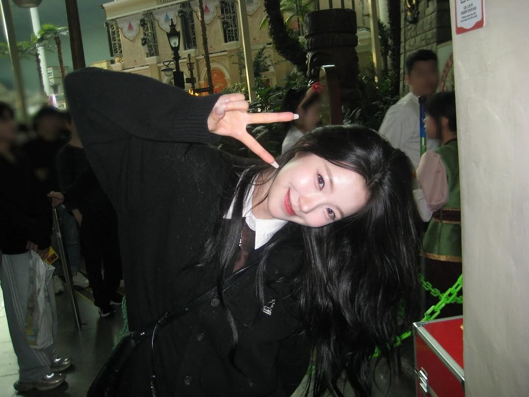 Photo by 백지헌 on April 23, 2026. May be an image of one or more people, hair, parka and text.