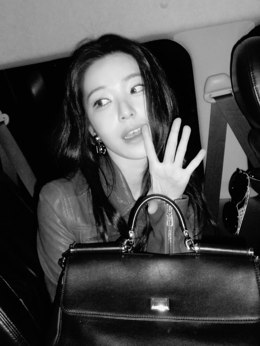 Photo by 백지헌 on March 04, 2026. May be an image of one or more people, hair, purse, clutch and text.