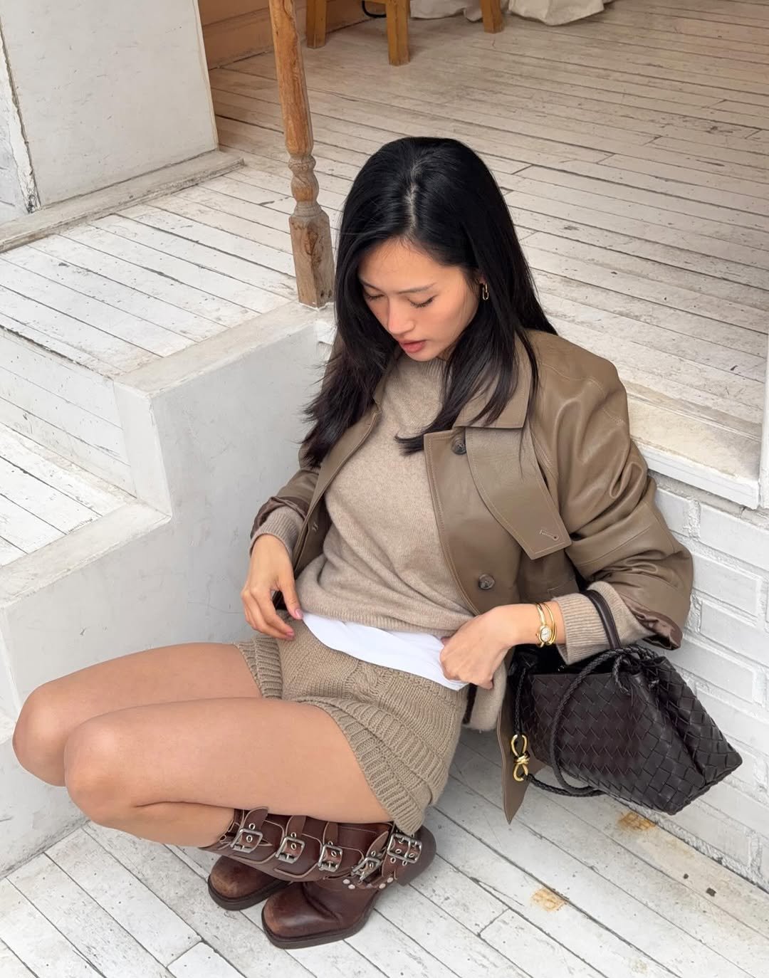 Photo by JIHOON KIM (지훈이 ₊˚⊹♡) on March 24, 2026. May be an image of duffle coat, overcoat, miniskirt, boots, parka and text.