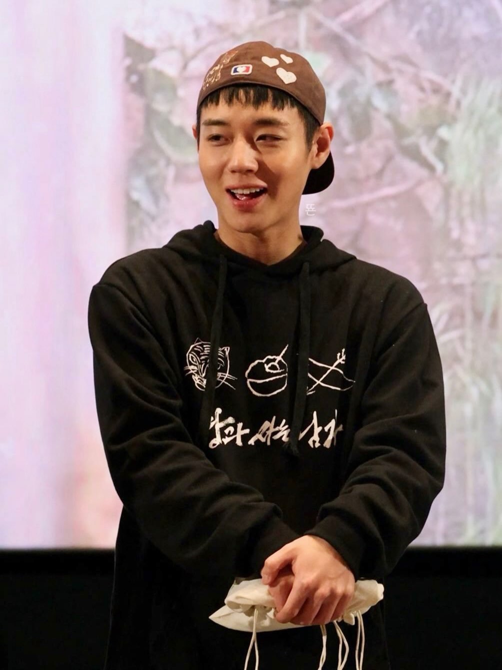 Photo by pjhoonie🐰 on March 19, 2026. May be an image of one or more people, bangs, top and text.