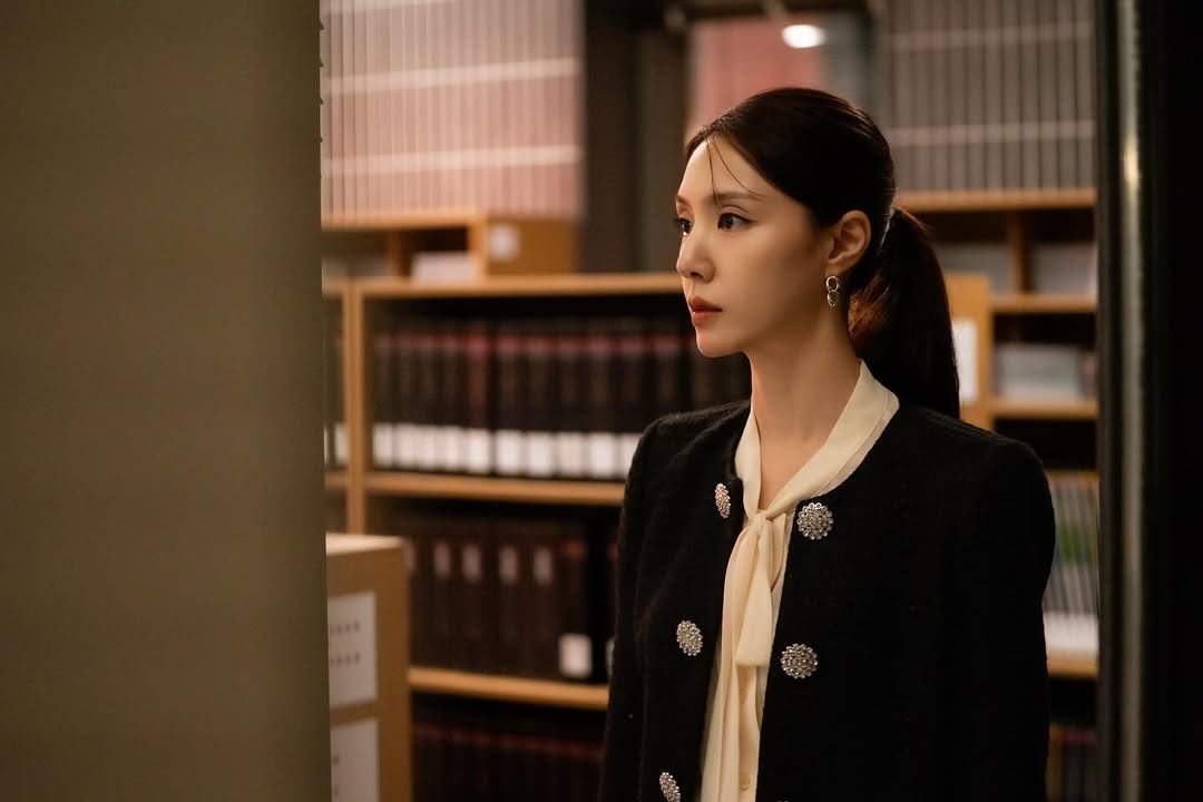 Photo by 서지혜 on December 29, 2025. May be an image of one or more people, bust, mannequin, suit and text.