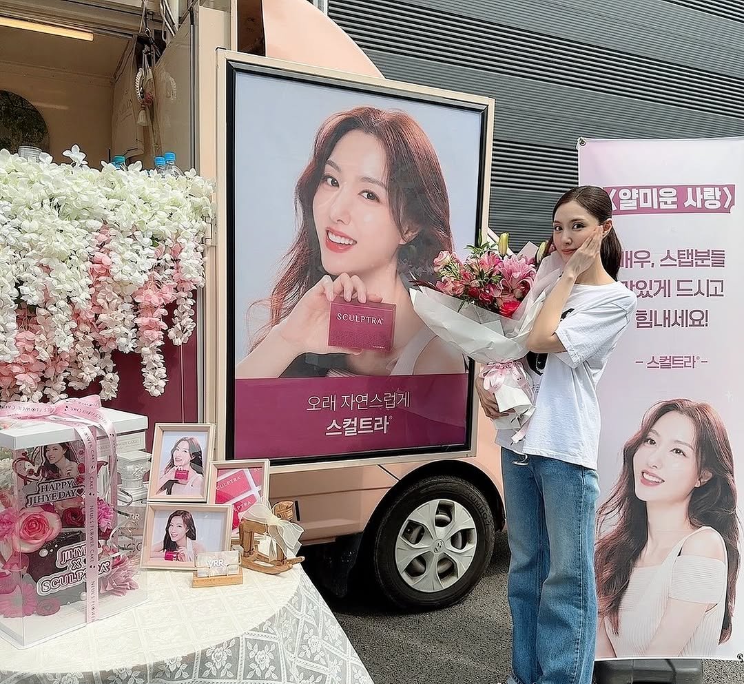 Photo shared by 서지혜 on December 14, 2025 tagging @sculptrakorea. May be an image of one or more people, hair, prairie gentian, baby's-breath and text that says '<알미운 미운사랑> 사랑> SEULPTRA SCULPTRA 매우, 스탭분들 가있게드시고 가있게 드시고 힘내세요! 오래 자연스럽게 스컬트라' -스럴트라-'.