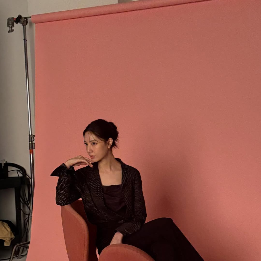 Photo by 서지혜 on October 22, 2025. May be an image of one or more people, makeup, hair, camera and text.