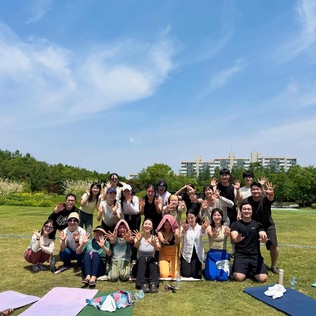 jihye__roun 게시물 이미지: 뜨거운 햇살 아래
햇빛이 피부에 닿는 감각, 
바람이 스치는 감각
자연이 주는...