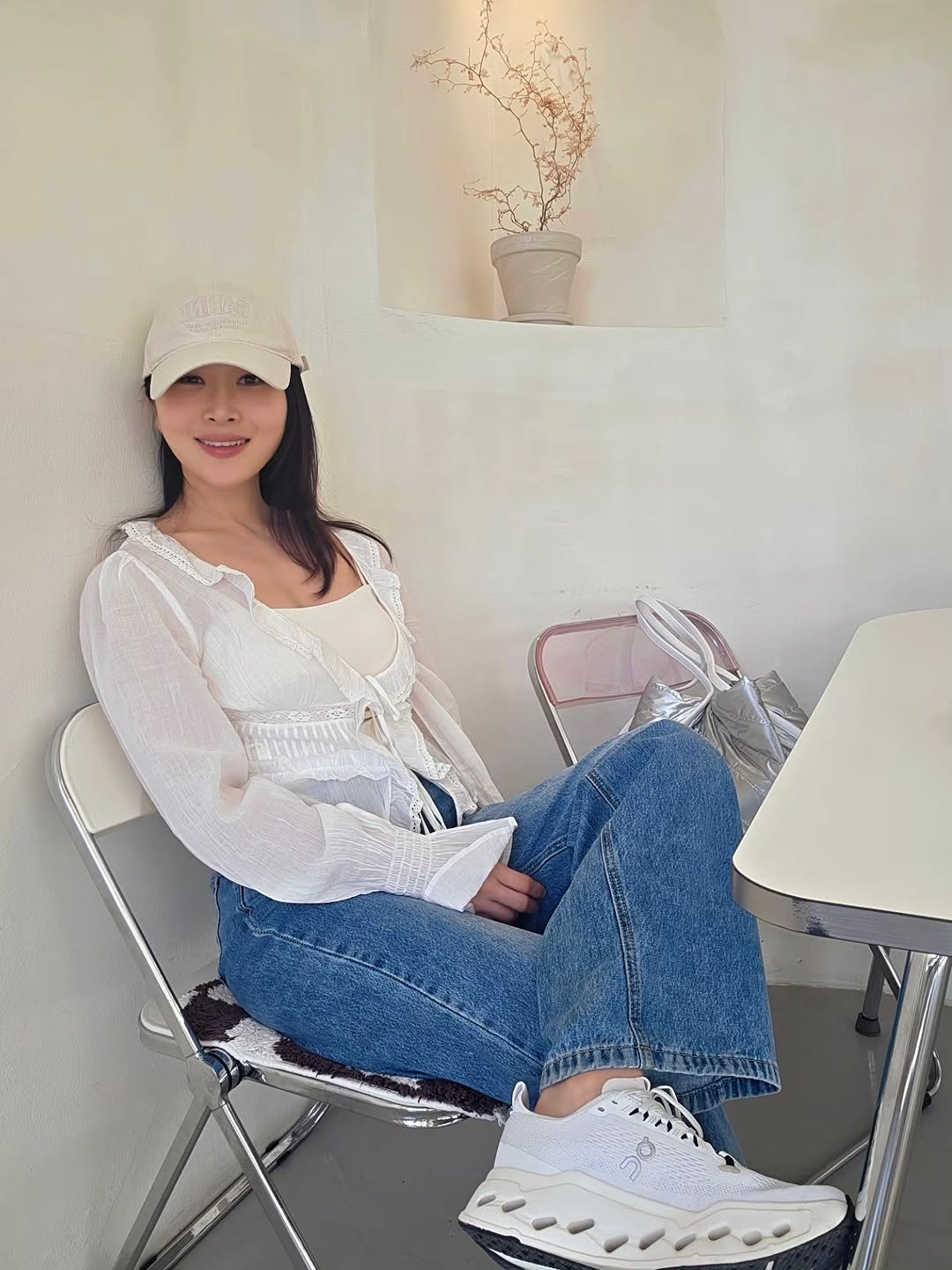 jihye_glowlife 게시물 이미지: 전날 자기 전에 안나간다고 해놓고 
통화하다가 급 세수하고 썬크림만 바르고
모자로...