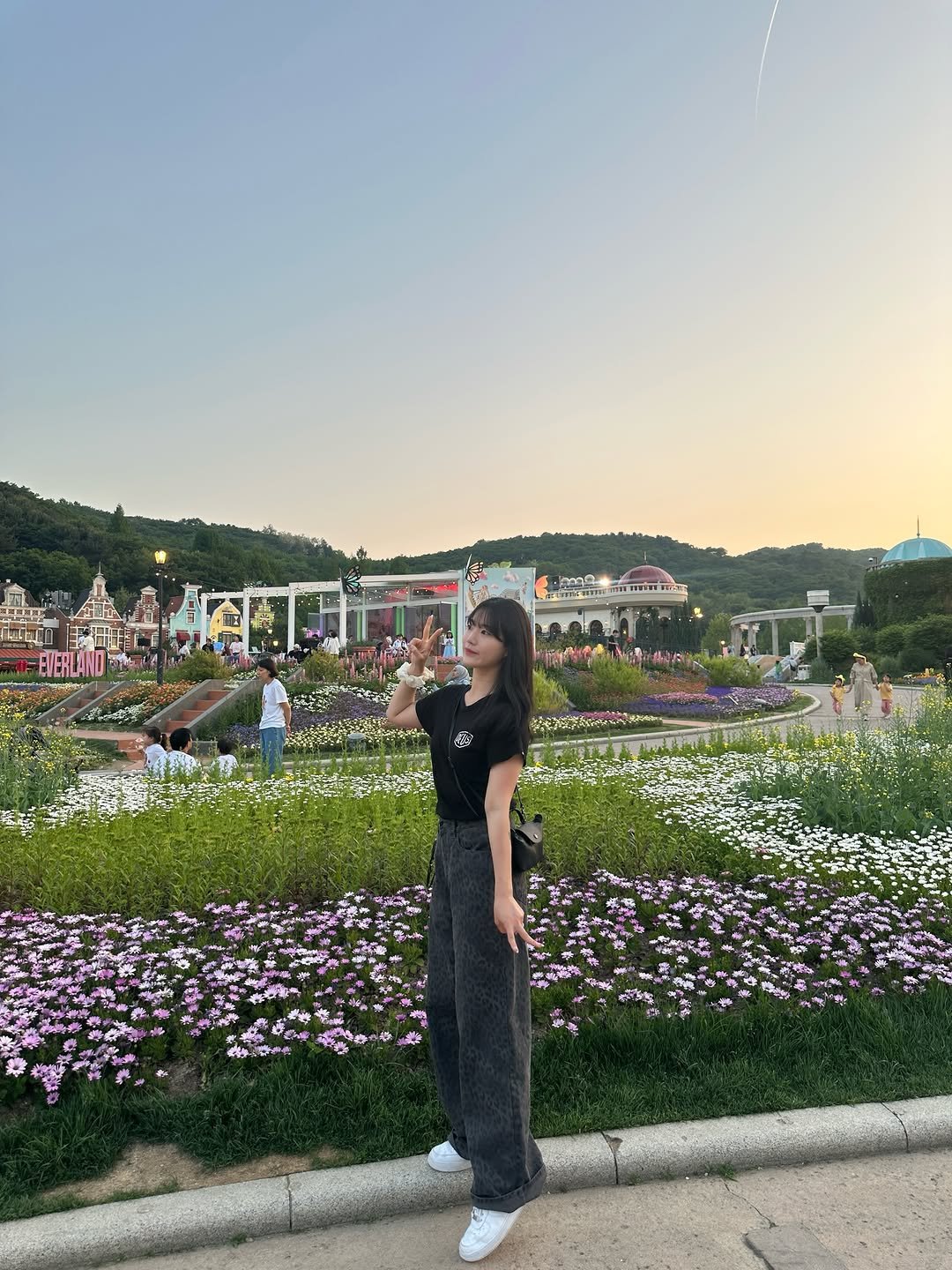 jihyeonxxy 게시물 이미지: 월말에 바빠질 것 같아서 미리 보낸 인식이 생일🎂🫶🏻
하루는 에버랜드🎢 하루는...