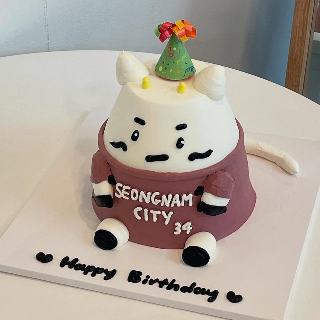 Photo by 지혜네케이크숍 수원케이크 광교케이크 크리스마스케이크 in 갤러리아 광교, Galleria Gwanggyo. May be an image of cake and text that says 'SEONGNAM CITY2 34 CITY Happy Birthdany'.