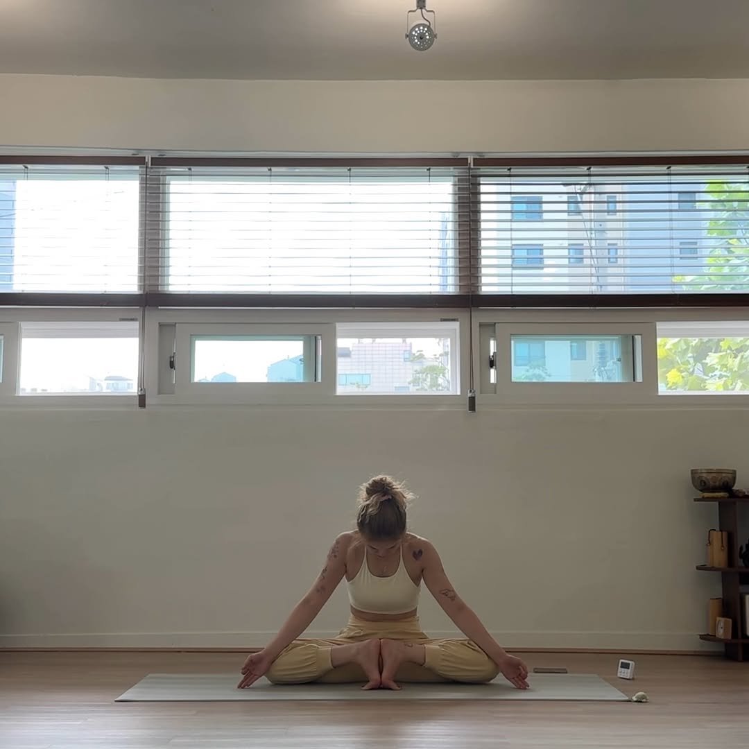 Photo by 또, 요가 | 져니요가🕉 on August 08, 2025. May be an image of 1 person, practicing yoga and text.