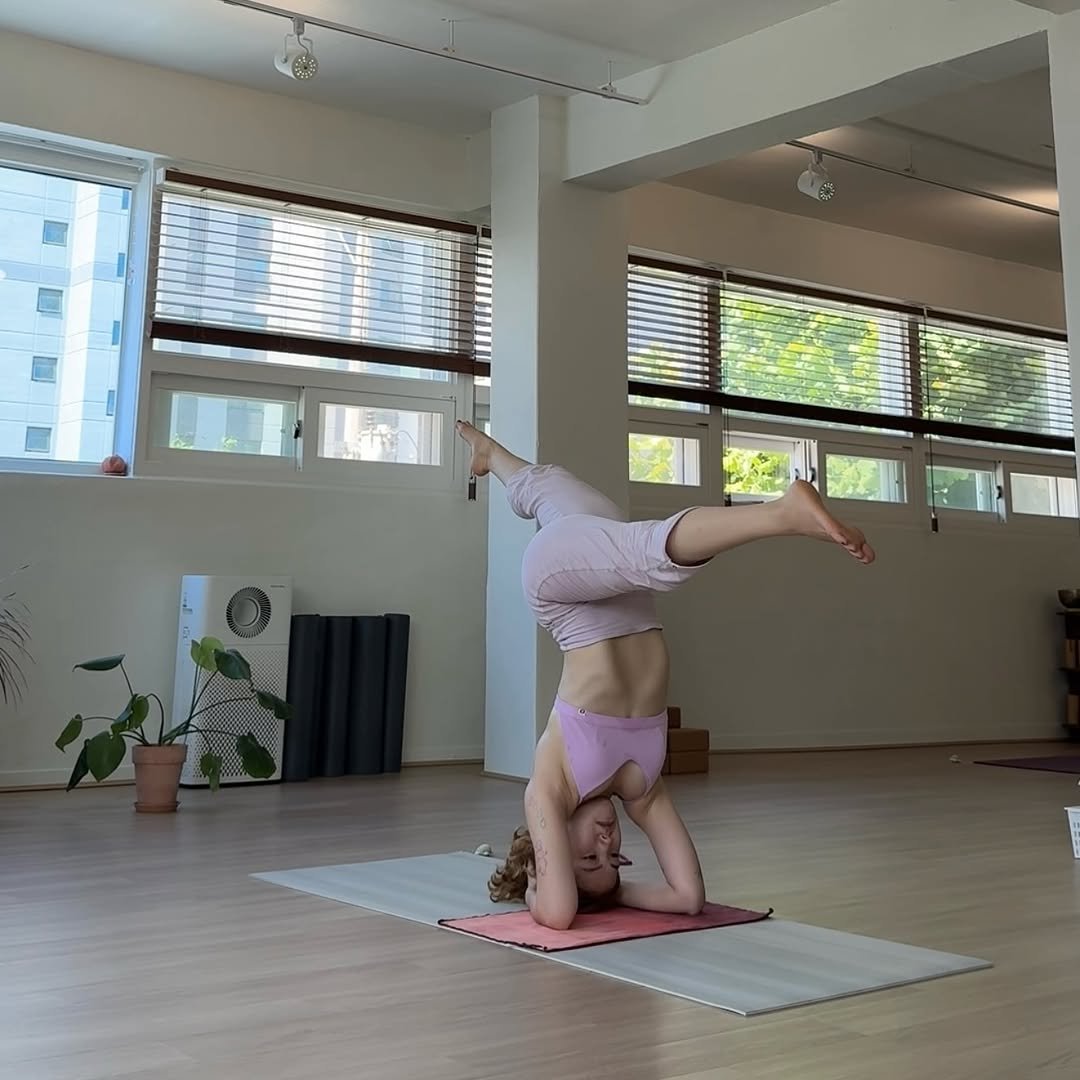 Photo shared by 또, 요가 | 져니요가🕉 on August 06, 2025 tagging @likethis_yoga, and @ddo.yoga. May be an image of 1 person, practicing yoga and text.