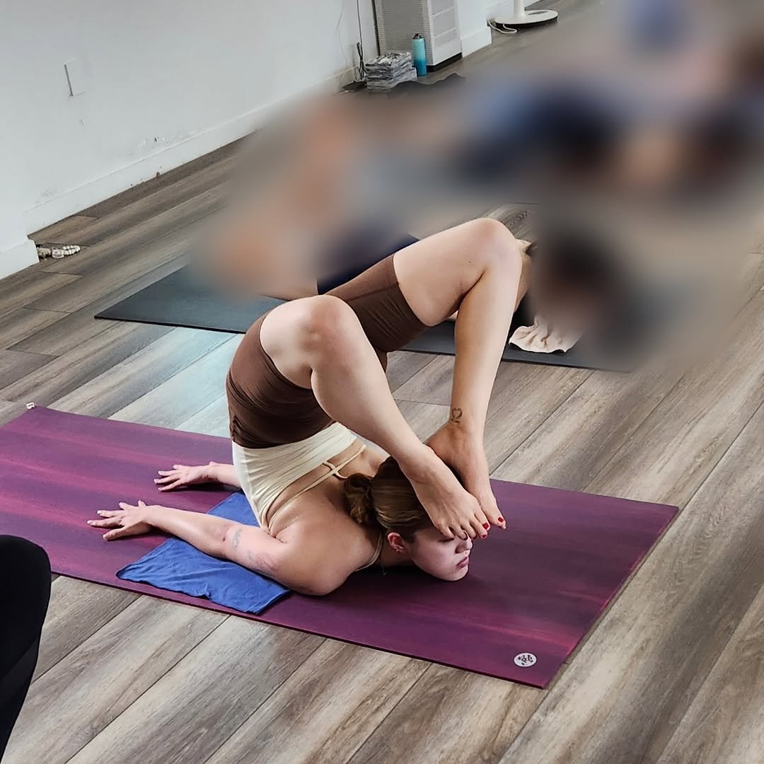 Photo shared by 또, 요가 | 져니요가🕉 on August 13, 2025 tagging @jeevan__k, and @swarayoga_. May be an image of 1 person, practicing yoga, mat and text.