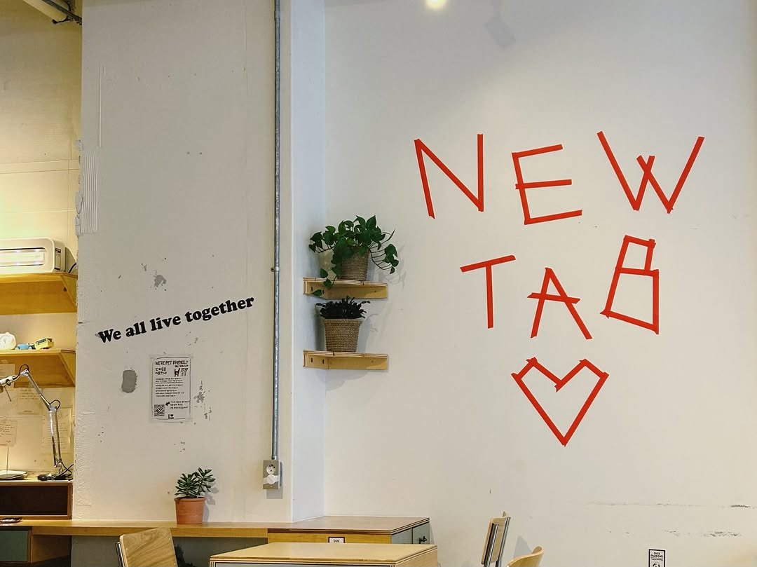 Photo by 지수 on March 22, 2026. May be an image of cornflower and text that says 'We all live weallivetogether together together য়ন ひ箱 NEW TAB 2. J'.