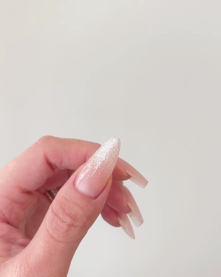jinbok_nail 게시물 이미지: 디노 •비비글리터 + 에어믹스젤•
고급 원료로 만들어그런가 ,, 반짝임이 달라요달라...