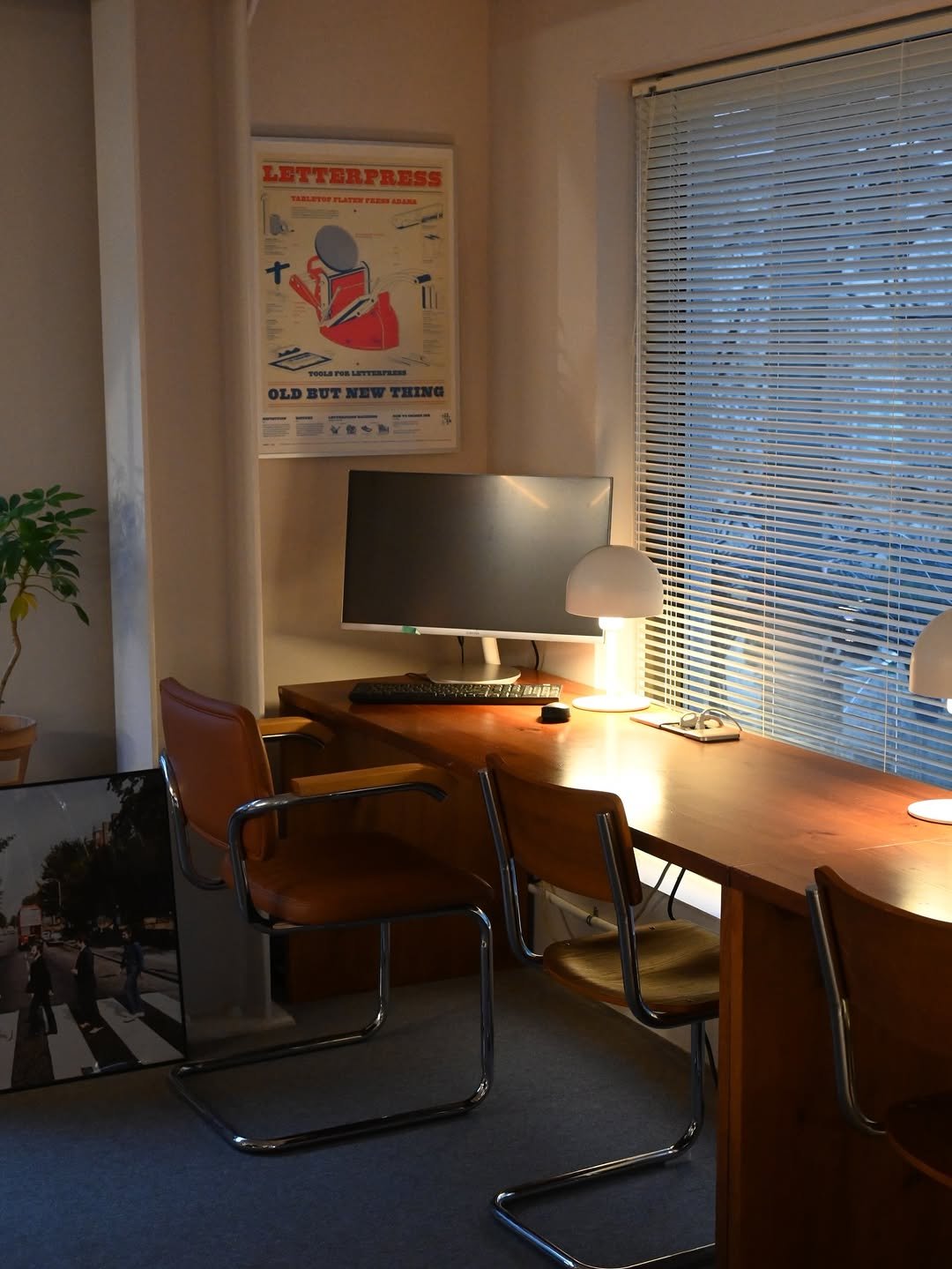 Photo by 진부책방스튜디오 on December 13, 2025. May be an image of lamp, bureau, desk, indoors, office and text.